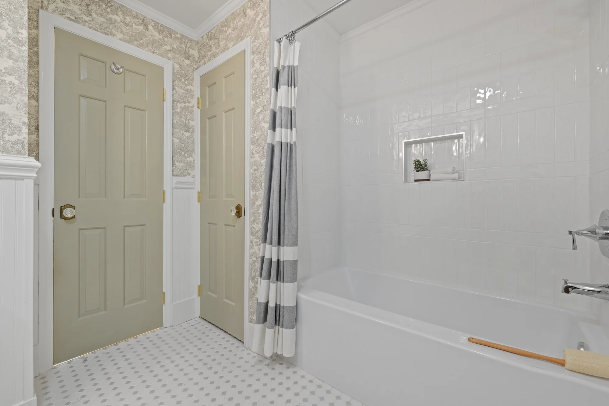 Pemberton: tiled tub surround and shower niche