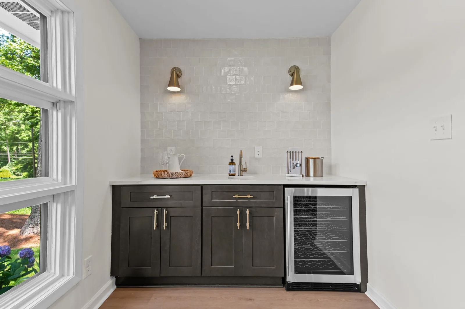 Roxanne: beverage station and built-in storage
