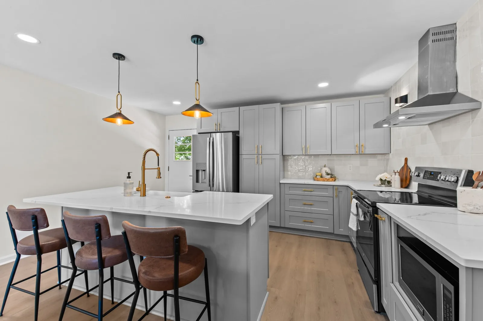 Roxanne: cabinet storage and pendant lighting