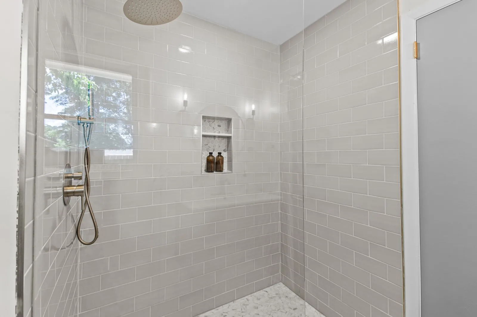 Roxanne: walk-in shower with brass fittings